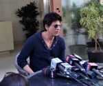 Shahrukh Khan clears controversy at home on 17th May 2012 (2).JPG